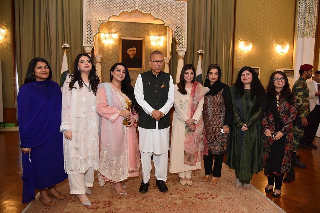 professional business women - group photo with Dr. Arif Alvi - weecommerce